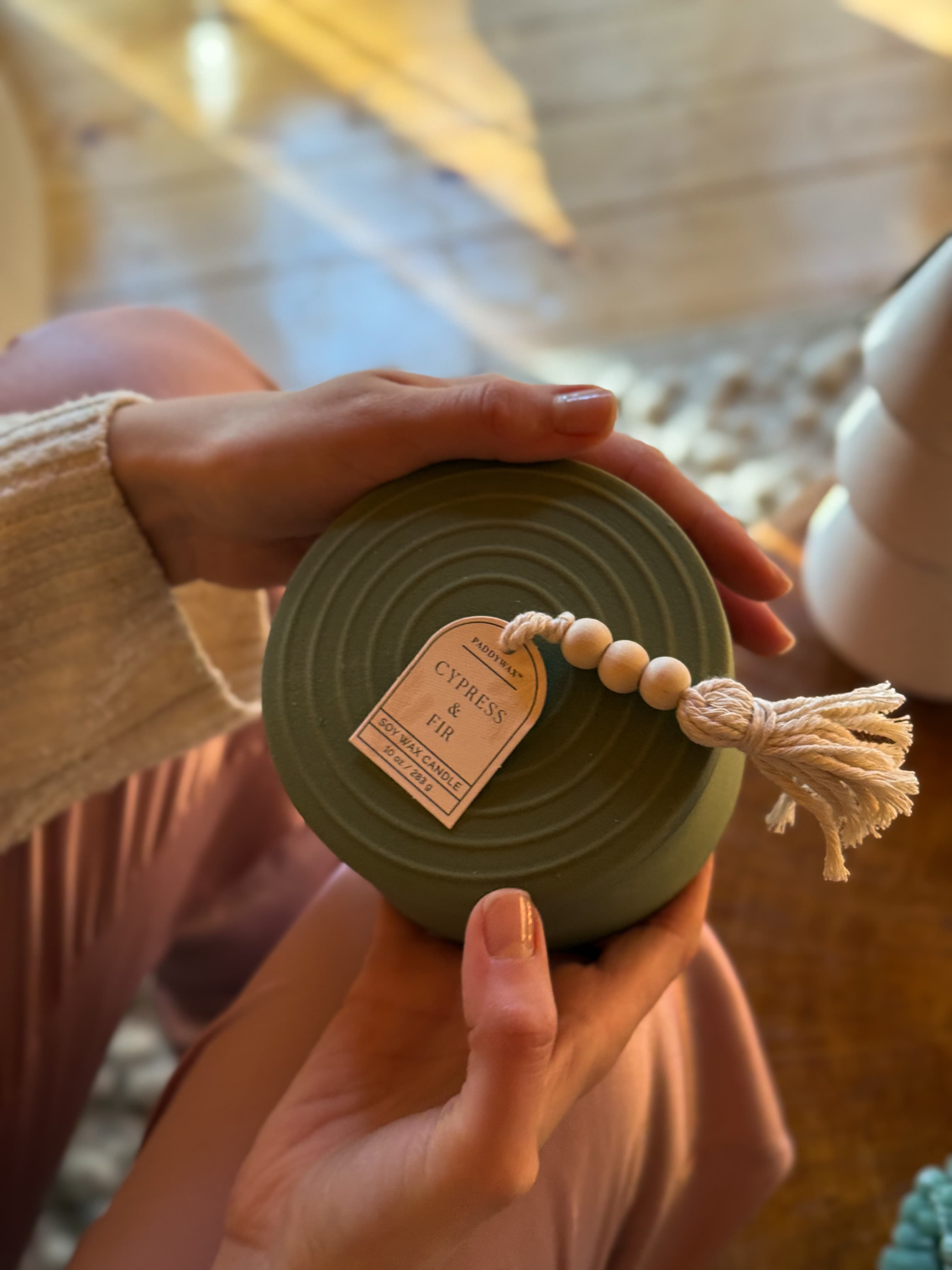 Świeca sojowa ceramiczna z przykrywką Paddywax Cypress & Fir (283g) – inne ujęcie