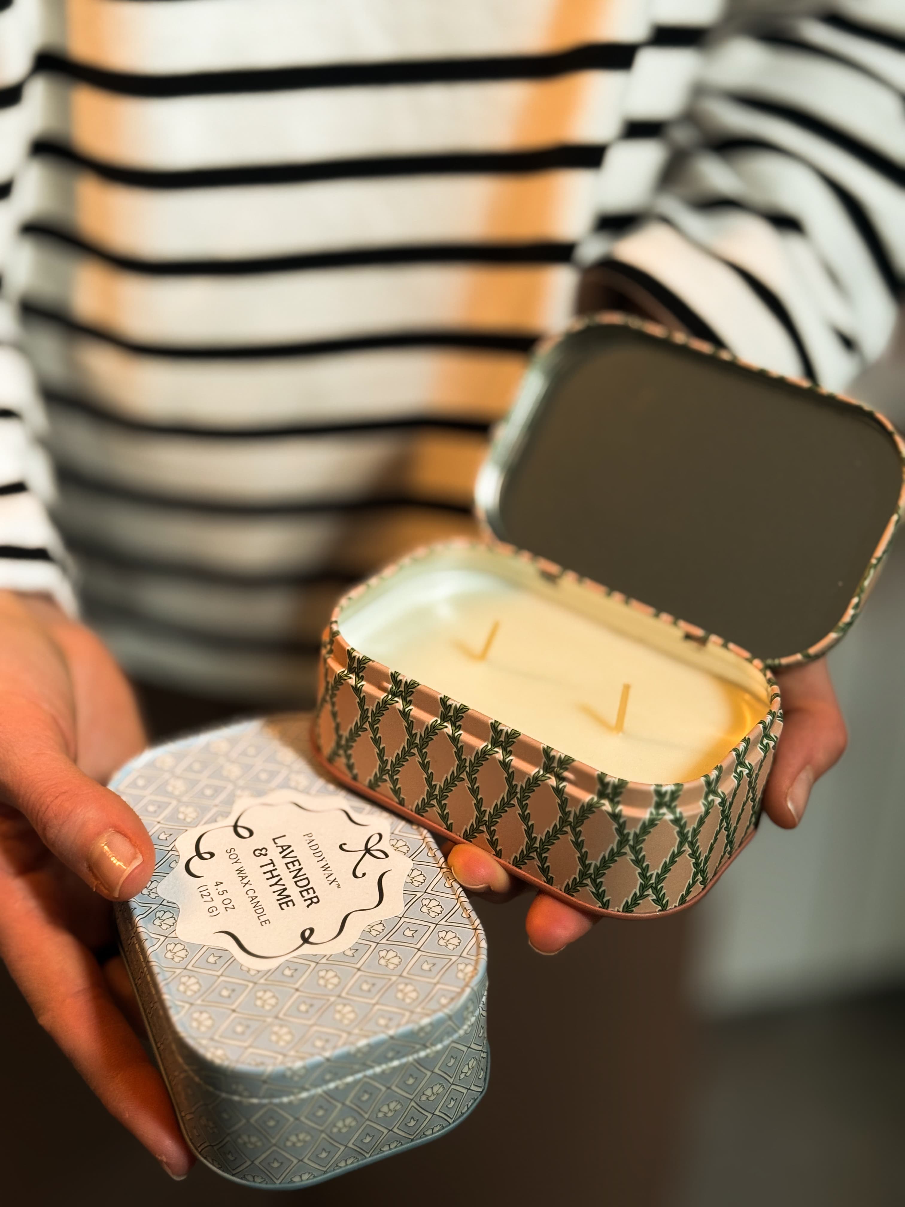 Świeca sojowa w puszce – Paddywax Cherie (127g) – inne ujęcie
