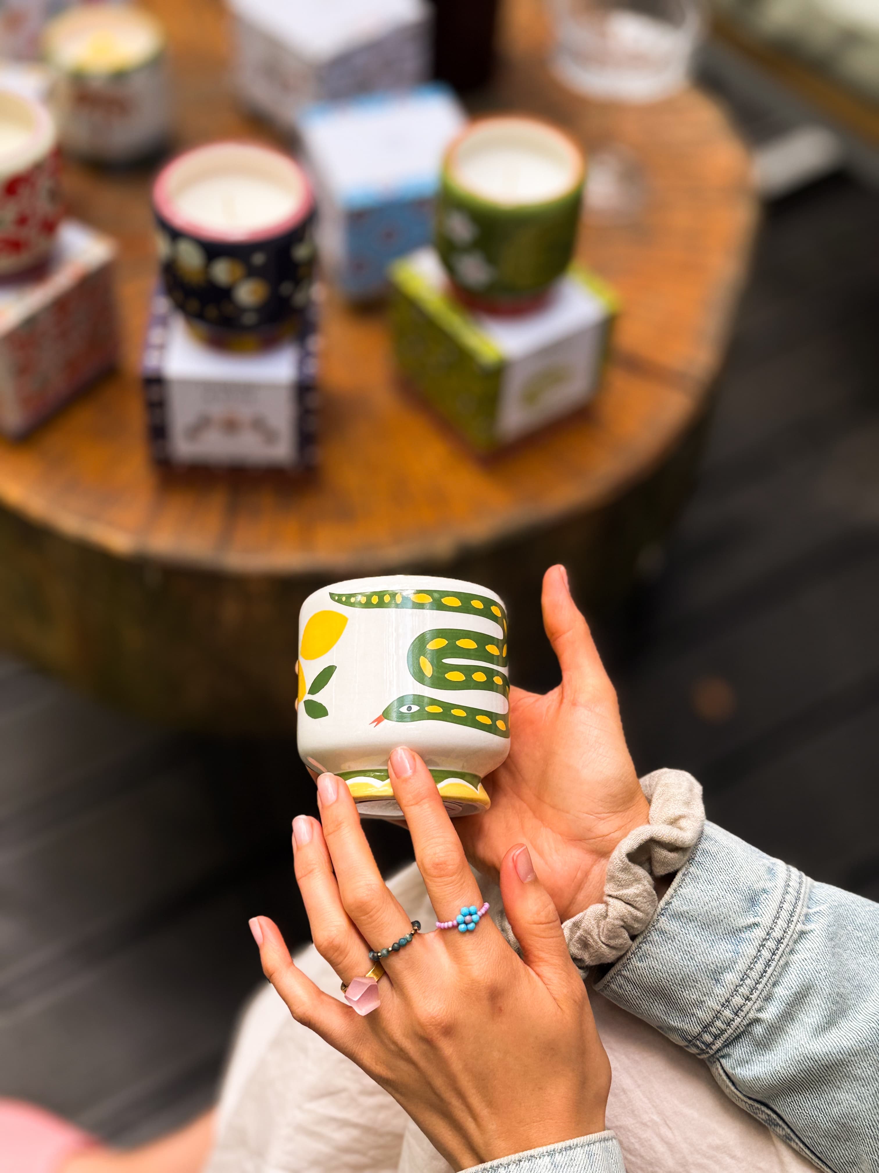 Świeca sojowa w ceramice - Paddywax Adopo – inne ujęcie